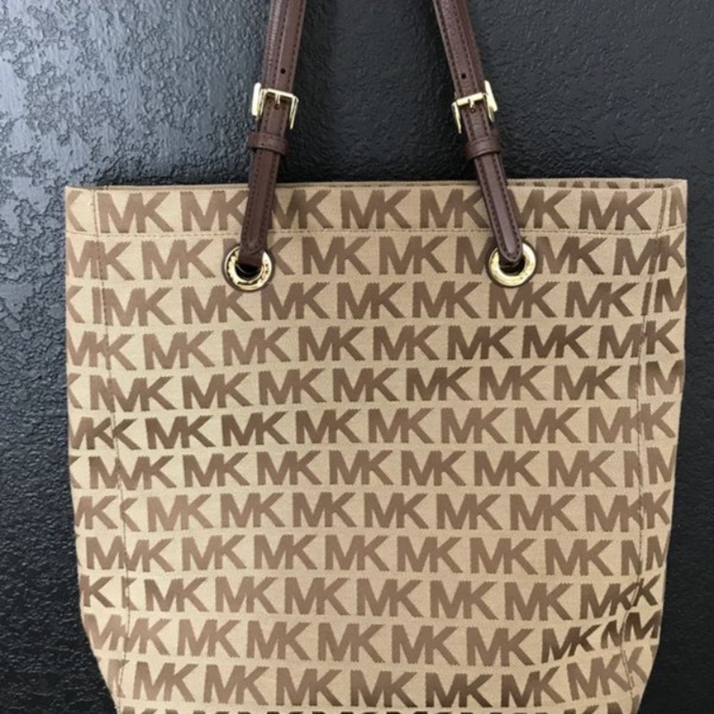Micheal Kors Jet Set Tote Bag